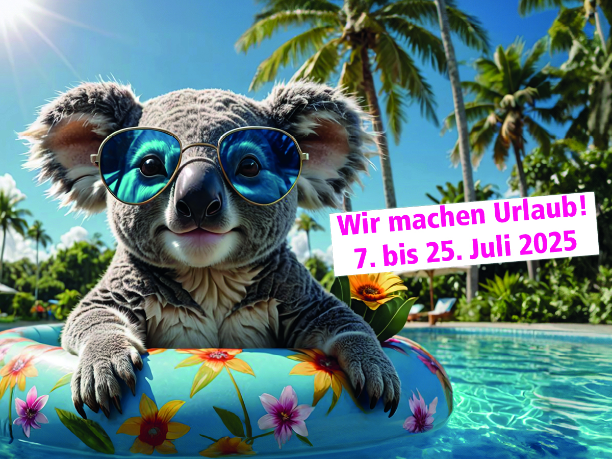 Ein Plüschkoalabär mit blauer Sonnenbrille sitzt in einem Schwimmring im Pool vor tropischer Kulisse.